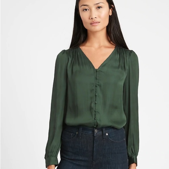 Soft satin v neck blouse banana republic - Picture 2 of 3